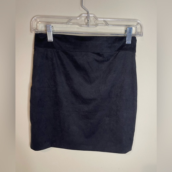 ⭐️ Dark charcoal gray/black mini skirt. NWOT Fashion Nova. Large. - Picture 3 of 8